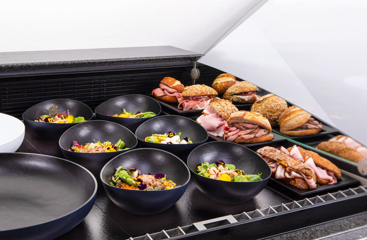 Schaal met salades en delicatessen