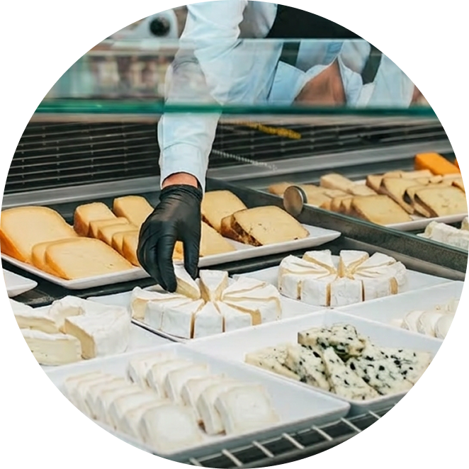 Käse auf weißen Thekenschalen