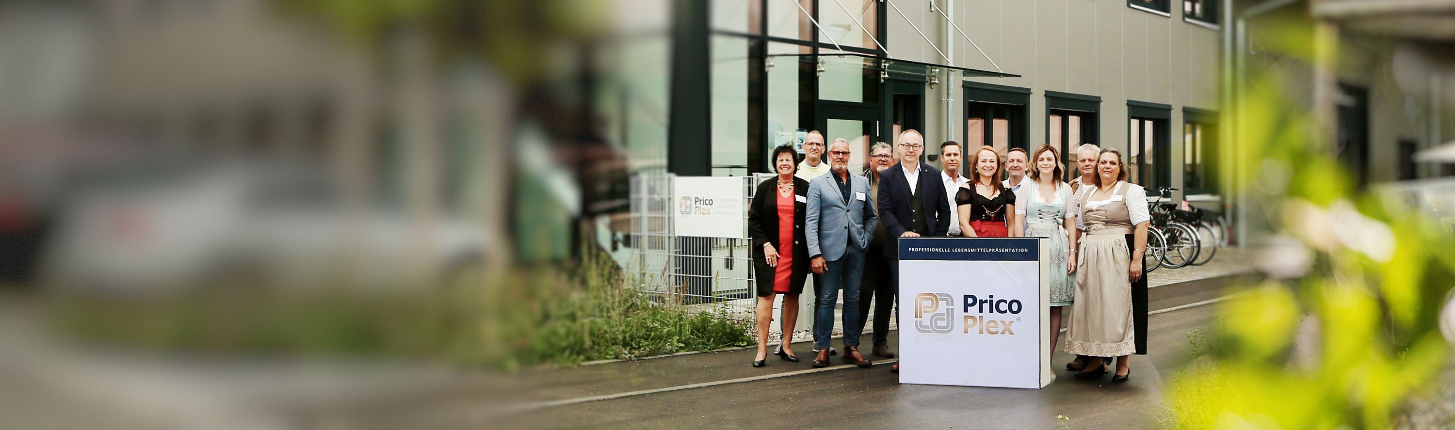 Team von PricoPlex vor dem Firmensitz