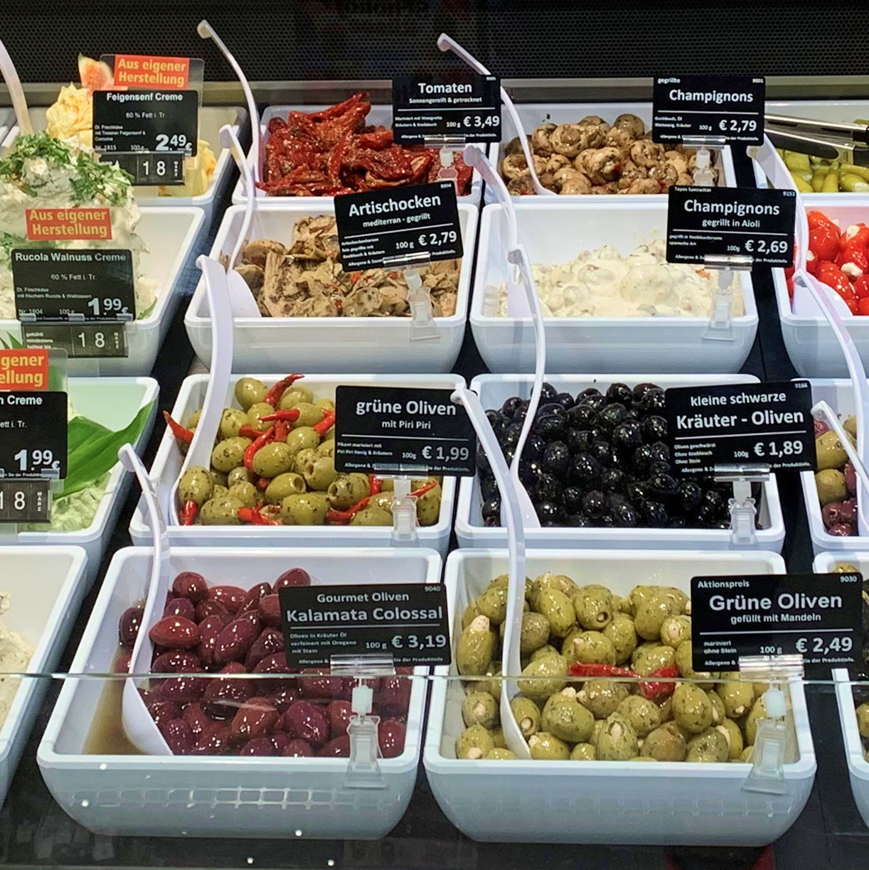 Antipasti in weißen Thekenschalen