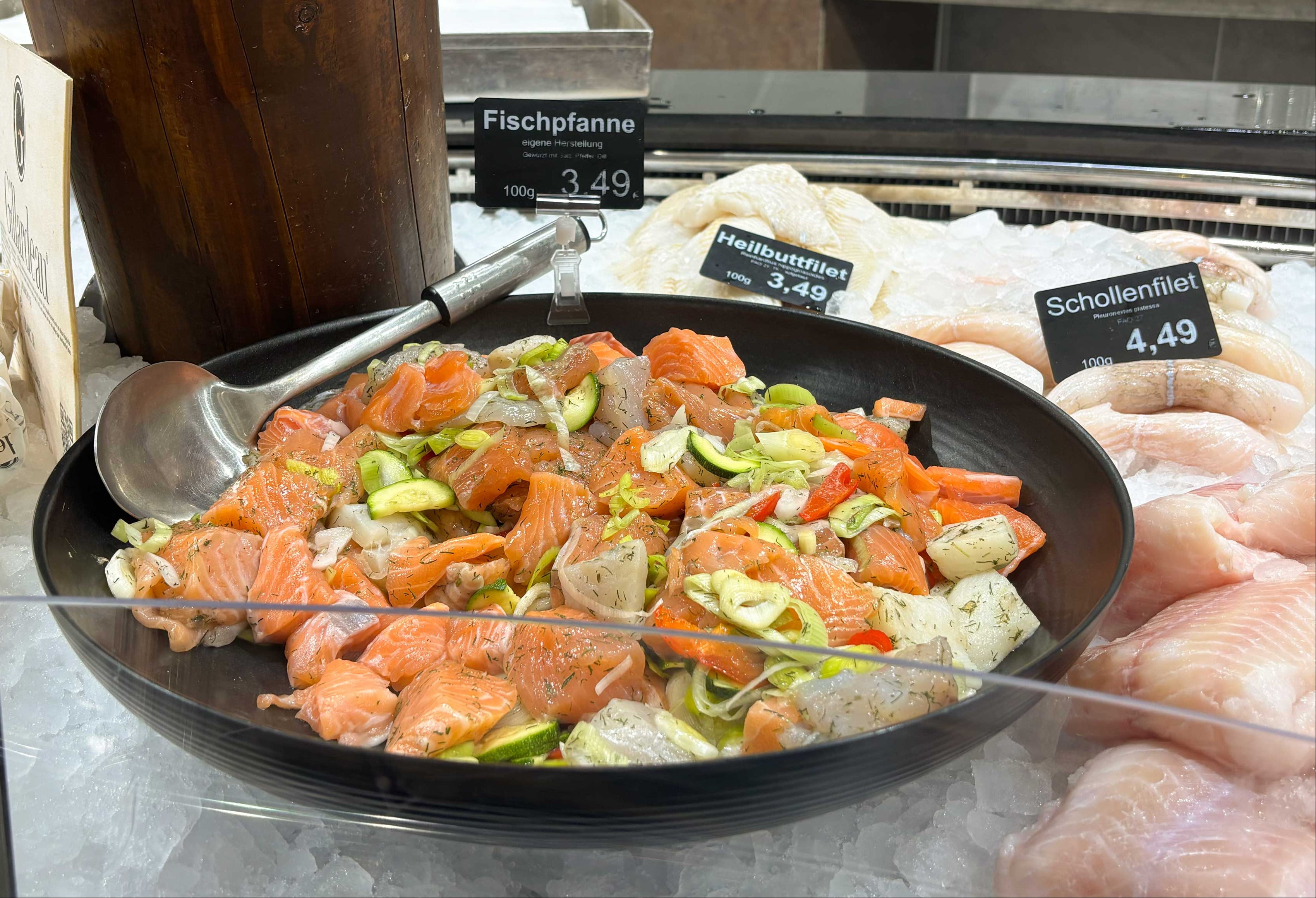 Marinierter Lachs in runder großer Thekenschale