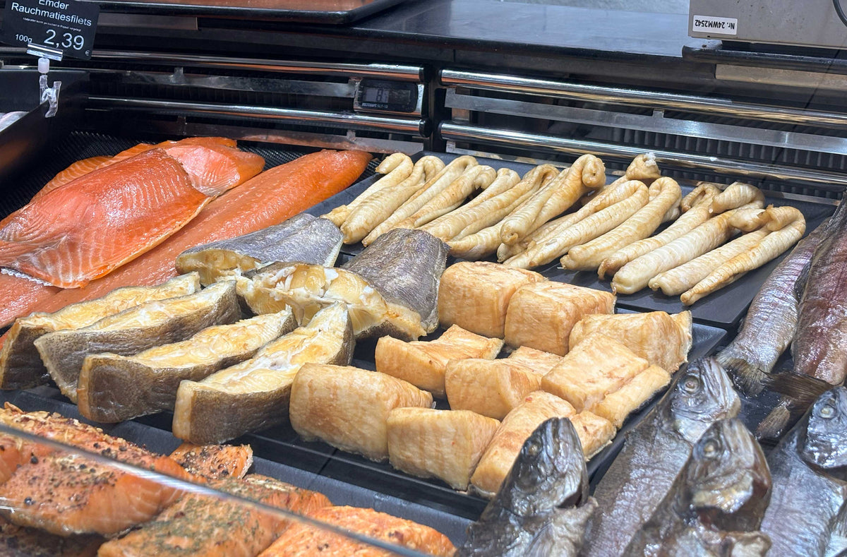Fischtheke mit Geräuchertem auf schwarzen Thekenschalen 