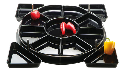 Schwarze runde Ablage mit schwarzen Einlageschalen, die im Kreis angeordnet sind. Einige sind mit Paprika und Peperoni befüllt. 