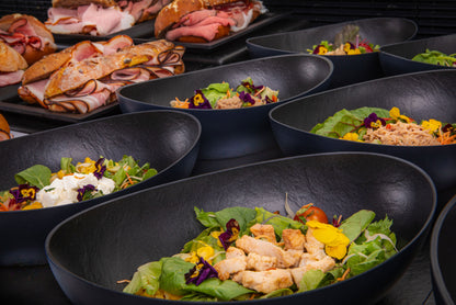 Schaal met salades en delicatessen
