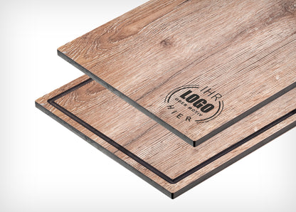 Dekorplatte in Holzoptik: Detailansicht Logo Branding. 3 Platten übereinander mit und ohne Saftrinne. 