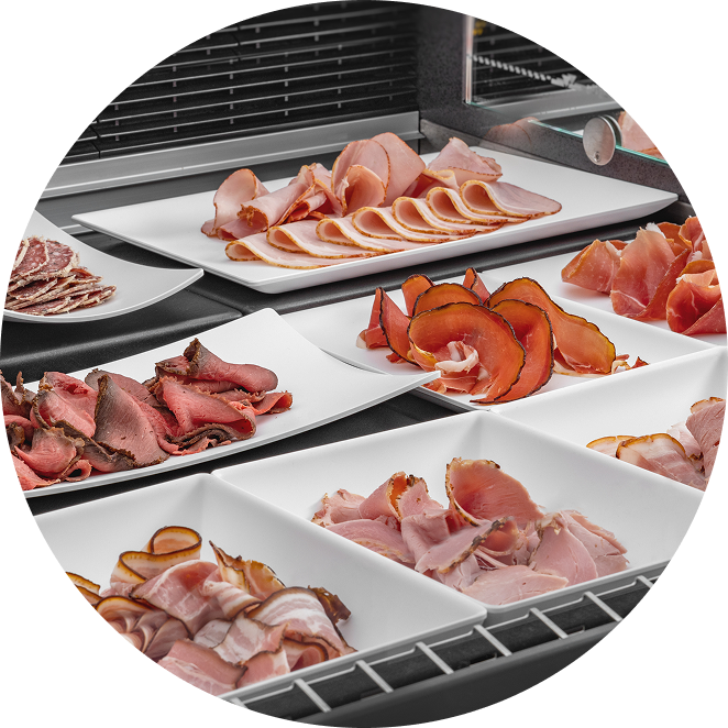 Weiße Thekenschalen mit Wurst