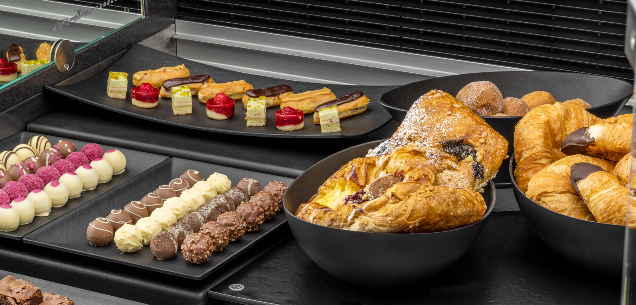 Counter trays for food in bakeries and confectioneries