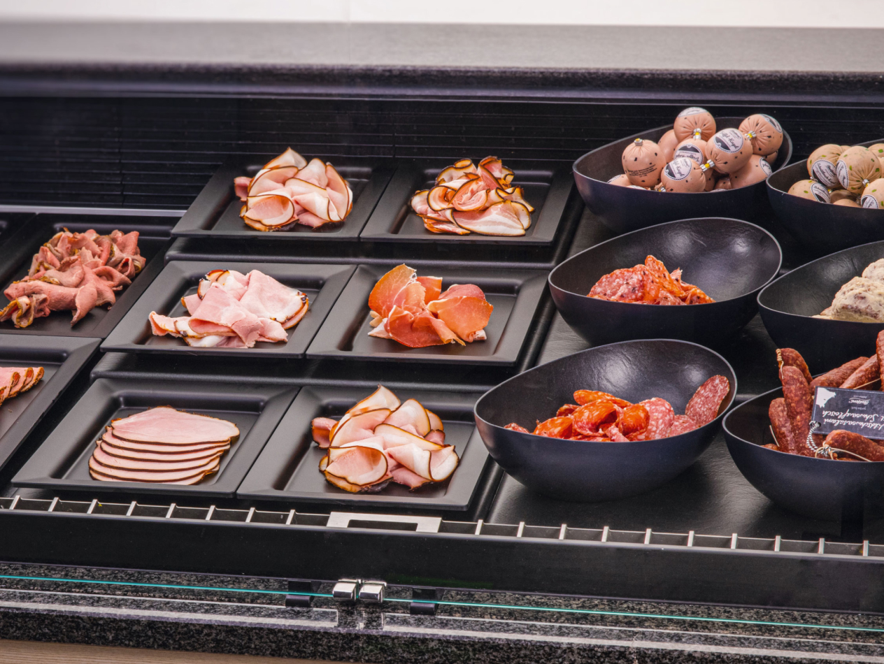 Thekenschalen mit breitem Rand in schwarz matt