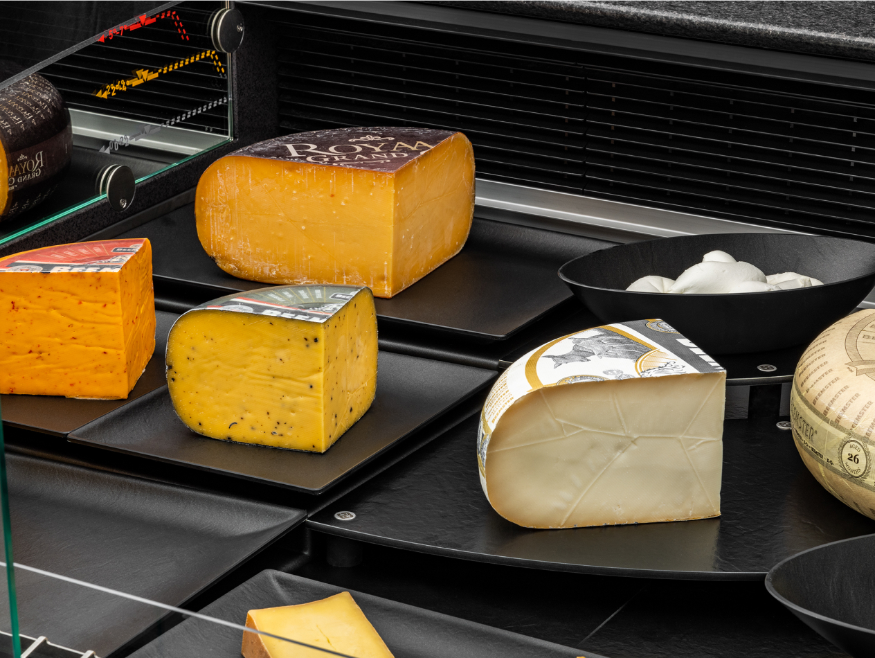 Käsetheke mit schwarzen Thekenschalen