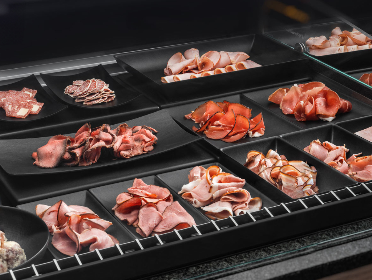 Verachiedenförmige schwarze Thekenschalen für die Wurstpräsentation.