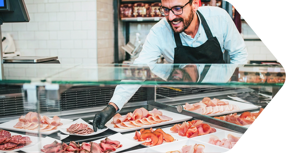 weiße Thekenschalen in der Supermarkttheke