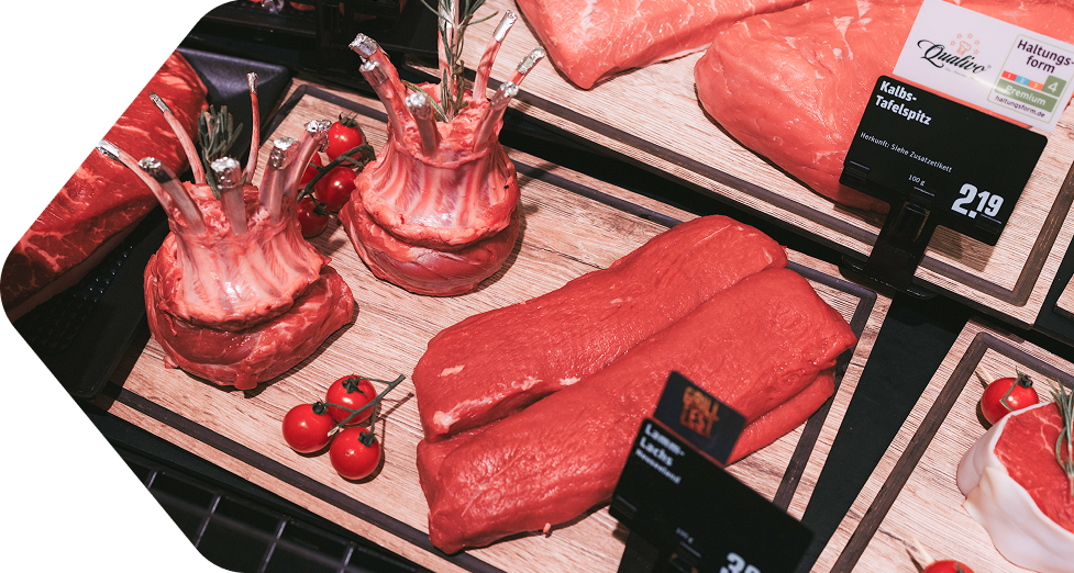 Fleischtheke mit Holzdekorplatten