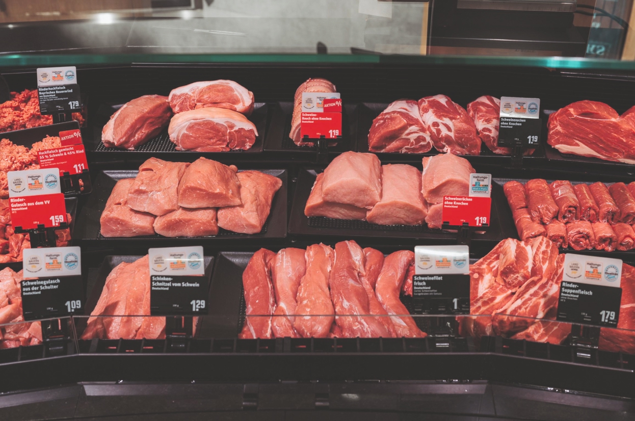 Schwarze Thekenschalen mit Schieferoptik in der Fleischtheke