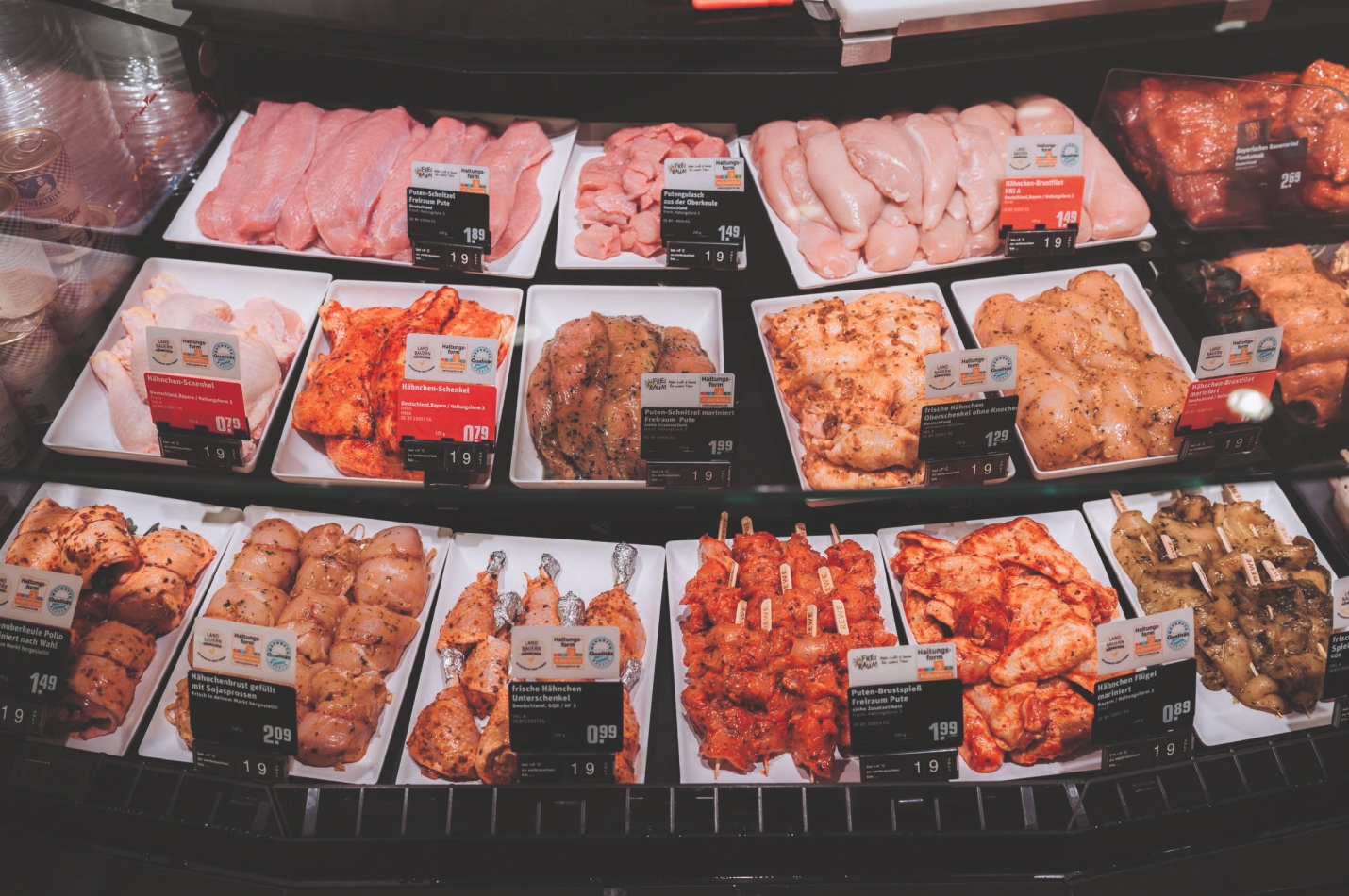 Weiße Thekenschalen mit Hühnerfleisch