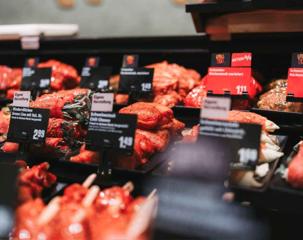 Fleischttheke mit schwarzen Thekenschalen