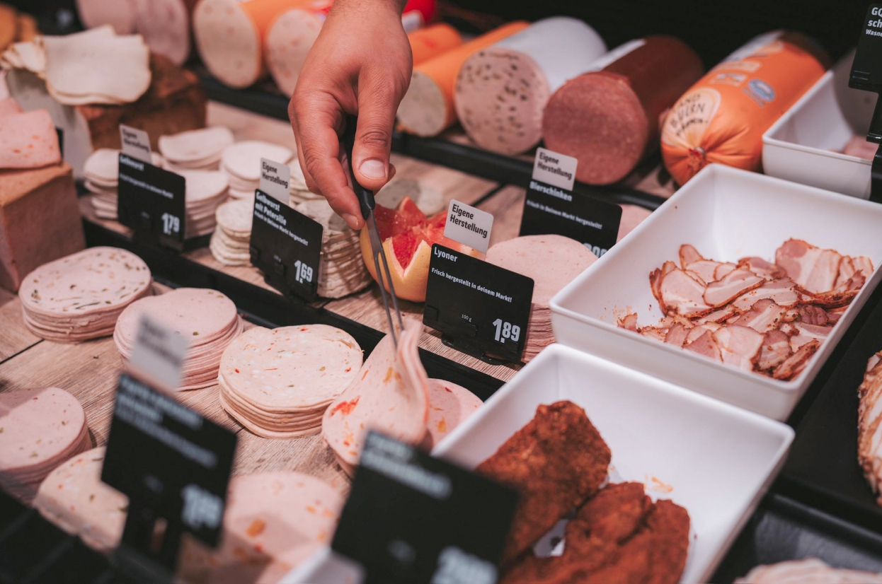 Wursttheke mit weißen Thekenschalen